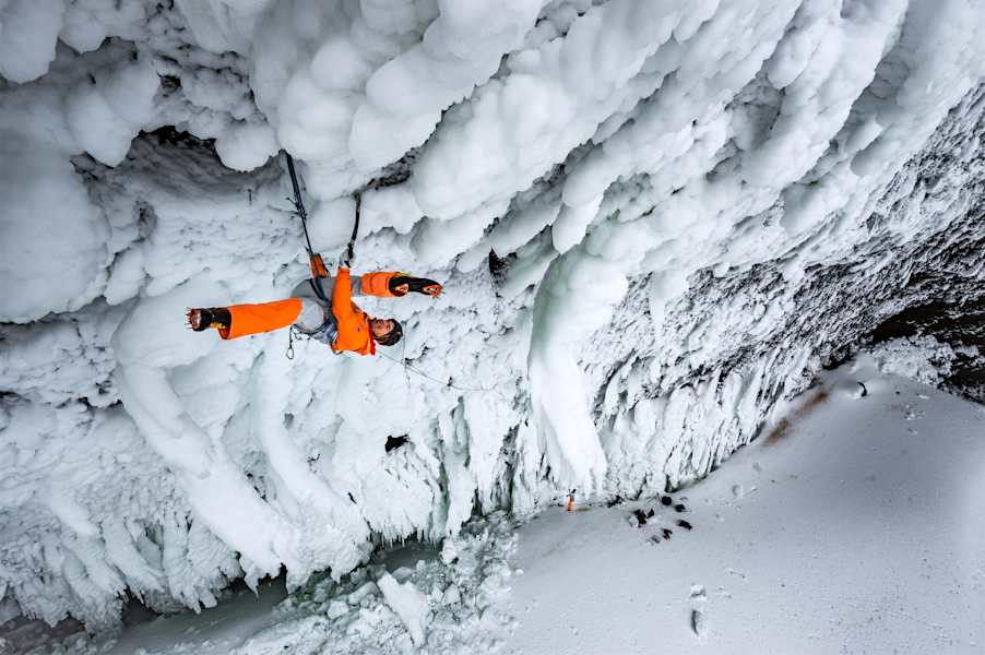Dani Arnold auf seinem Weg durch das Kanadische Eis