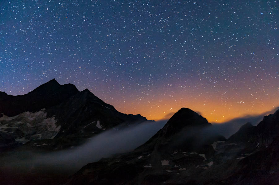 Nebelschwaden ziehen über dem Kalser Tauern, zwischen Tauernkogel und Medelzkopf herein 