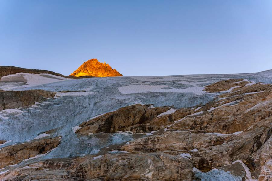 Die Granatspitze (3086 m) im glühenden Morgenlicht über dem Sonnblickkees 