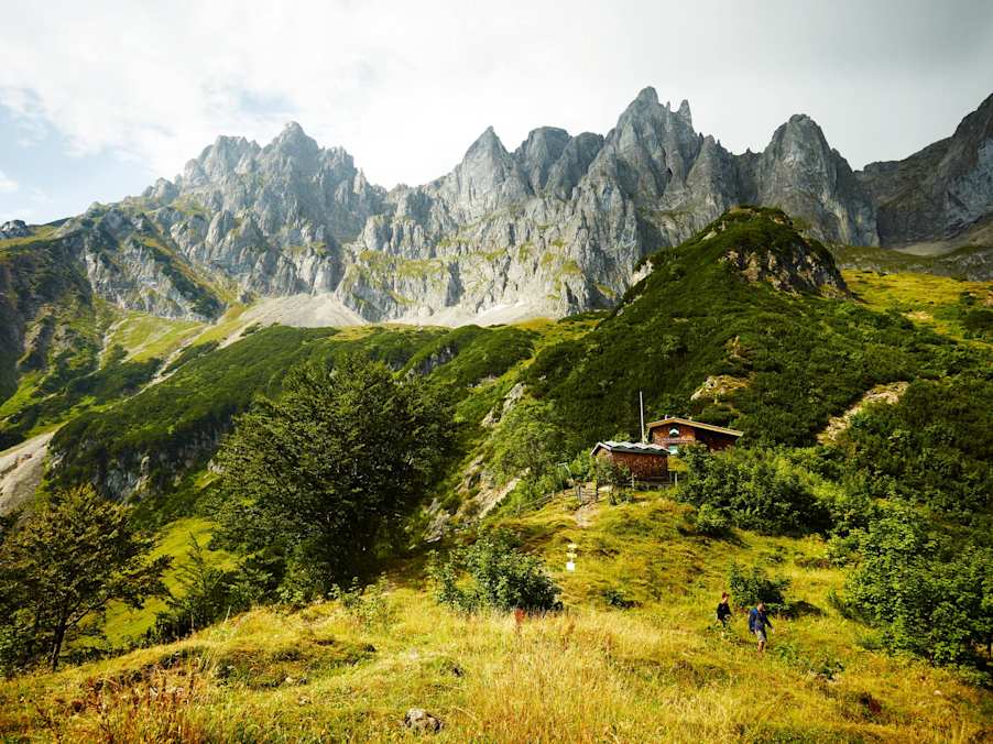 Die Ackerlhütte, dahinter die Ackerlspitze