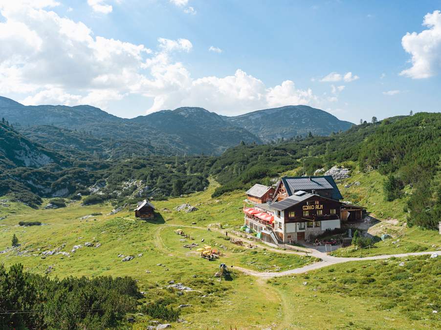 Die Gjaidalm auf 1.738 Metern ist Ausgangspunkt für zahlreiche Touren am Dachstein