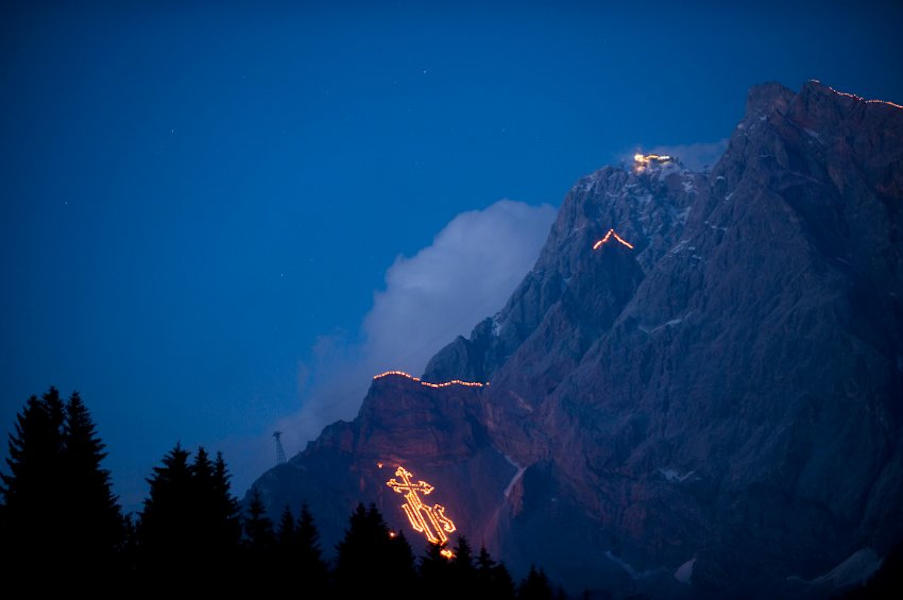 Sonnwendfeuer in der Tiroler Zugspitz Arena