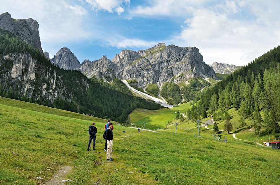 Ein herrlicher Wandertag beginnt – Start in der Axamer Lizum unter den Kalkkögeln.
