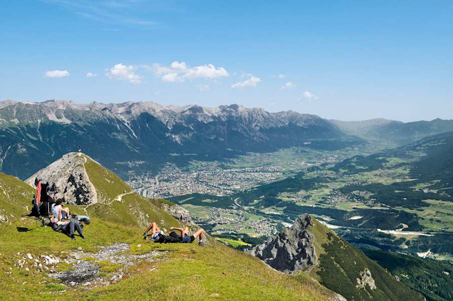 Grandioser Blick von der Nockspitze auf Innsbruck, dahinter die Nordkette des Karwendels.
