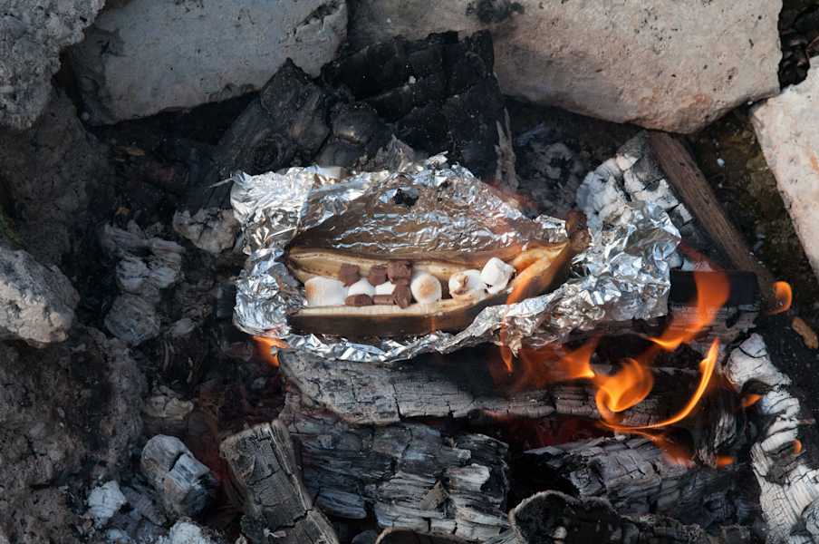 Gefüllte Banane aus der Glut