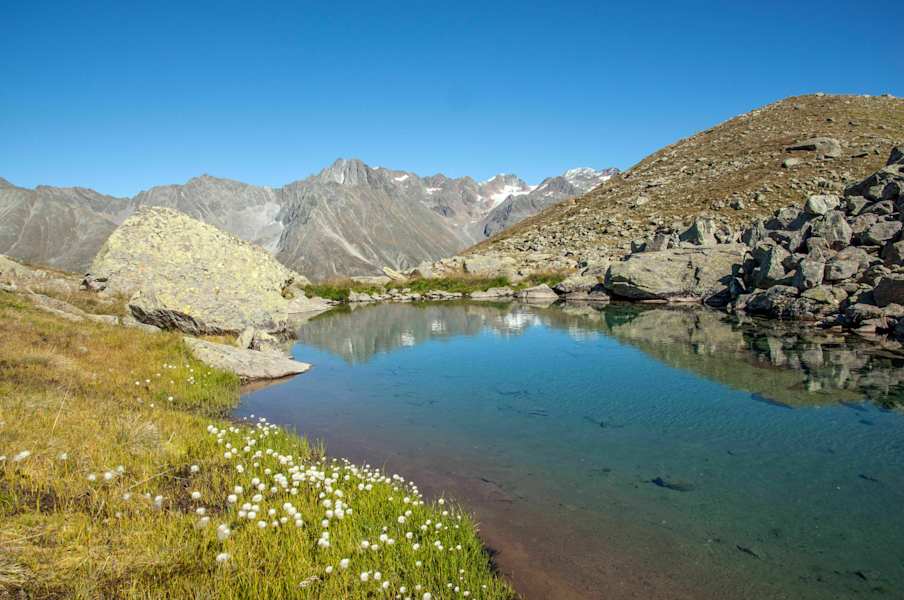 Der Karsee am Dr.-Bachmann-Weg mit Blick zu den Stubaier Alpen