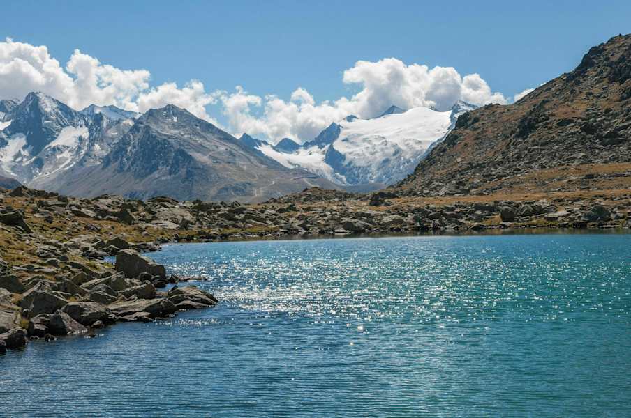 Der schön gelegene Nedersee mit den Seelenkögeln und dem Gurgler Ferner