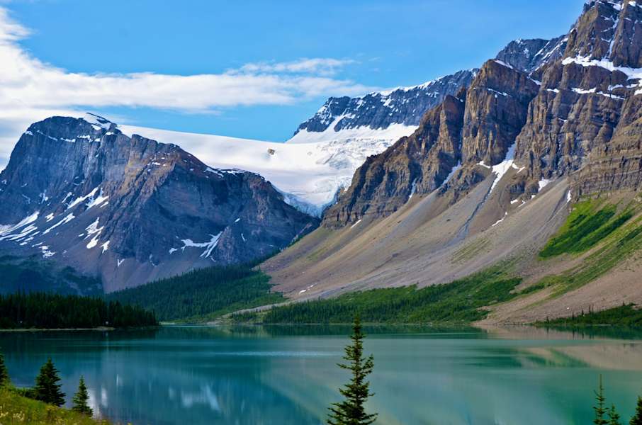 Der von Gletschern umgebene Bow Lake in der Provinz Alberta