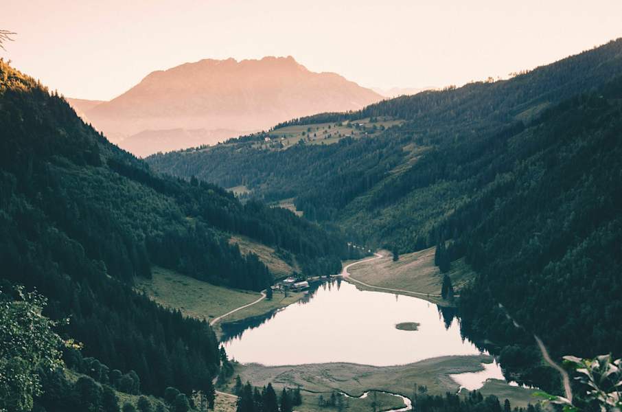 Julia Huber: „Am Steirischen Bodensee: Letzten Sommer hatten wir das Glück, bei perfektem Wetter auf den Höchststein aufzusteigen. Auf dem Weg zur Hans Wödl Hütte bot uns dieser Ausblick auf die Kammspitze.“