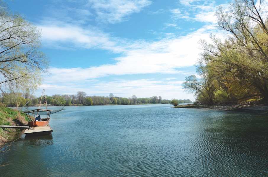 Bei Mannswörth mündet die Schwechat in die Donau.