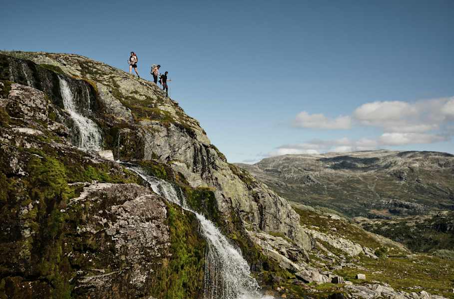An unzähligen Stellen stürzen auf der Wanderung Wasserfälle über die Hänge.