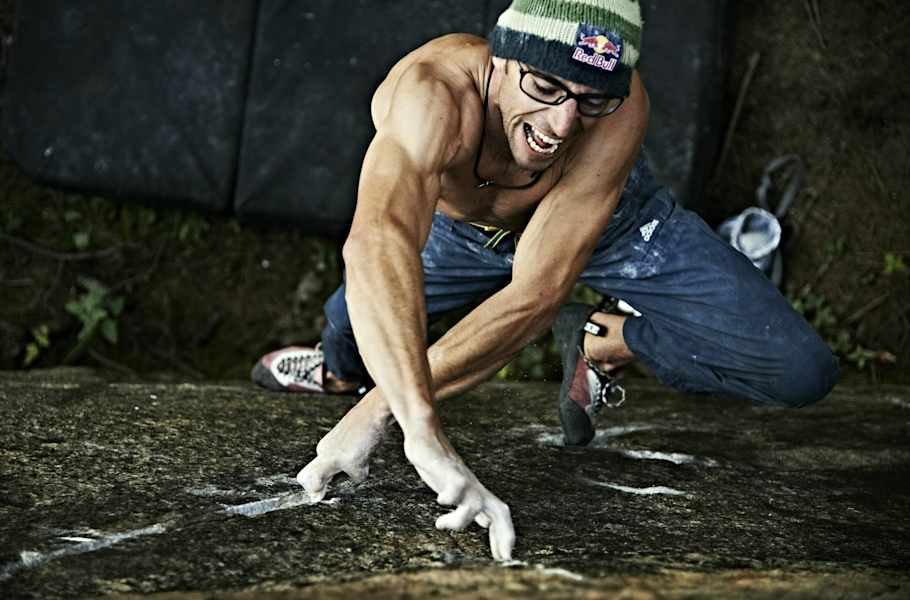 Bernd Zangerl beim Bouldern im Silvapark im Paznaun