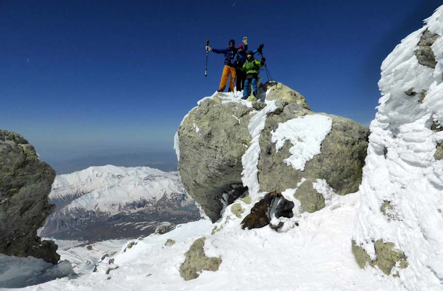 Mit Gästen am Gipfel des Damavand (5.610 m), dem höchsten Berg Irans