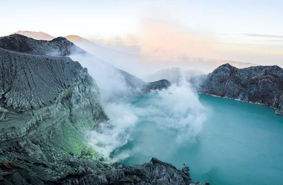 Toxischer Kratersee des Ijen-Vulkans