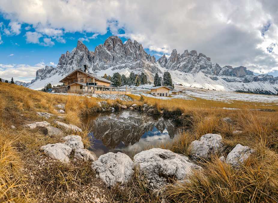 Traumhafte Kulisse vor den Südtiroler Dolomiten.