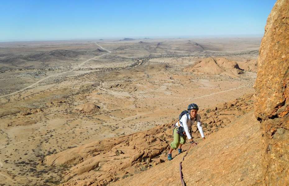 Gemeinsam mit seiner Frau Karin nutzt Roman die Freizeit beim Tradklettern in Namibia