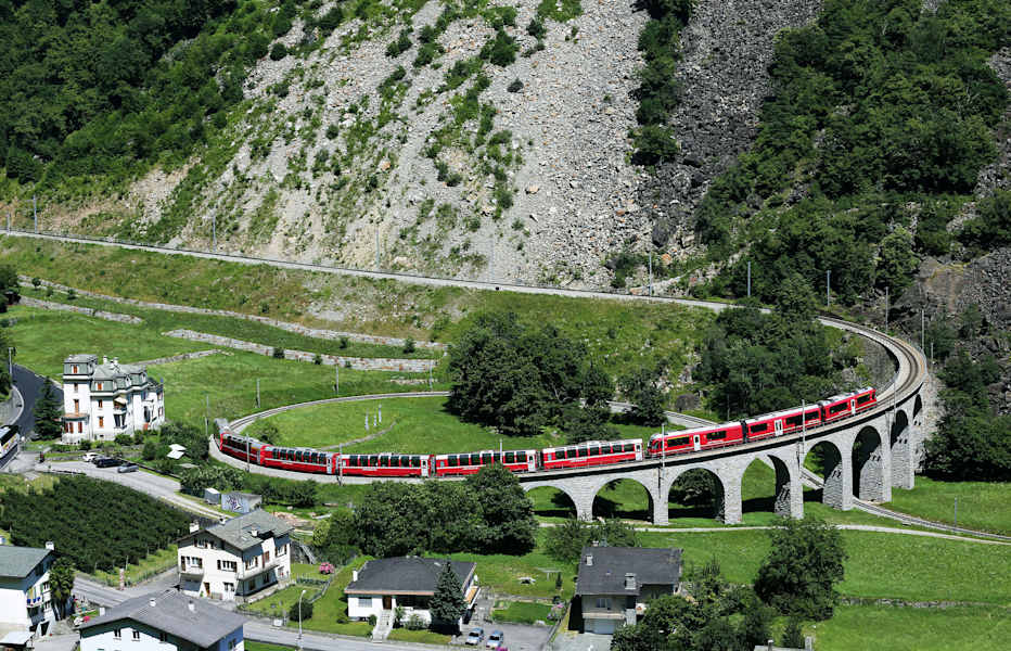Der Bernina Express auf dem Kreisviadukt Brusio
