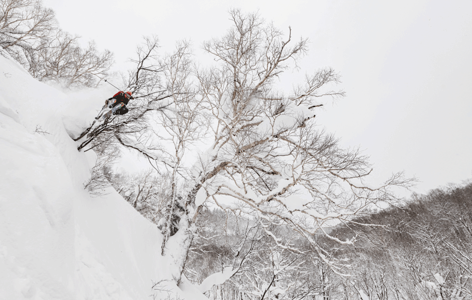 Mit dem letzten Drop des Tages landet Daniel Maurer im federleichten Powder