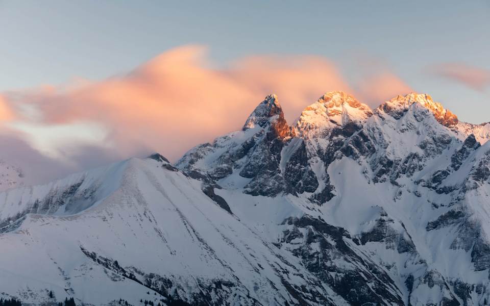 Wenn das letzte Tageslicht das Allgäuer Dreigestirn streift. Von links: Trettachspitze (2.595 m), Mädelegabel (2.645 m), Hochfrottspitze (2.649 m)