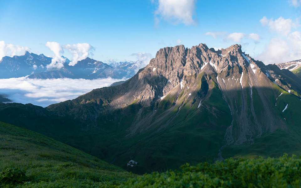 Der Gipfelstock des Kratzer (2.427 m) mit der Kemptner Hütte im Schatten