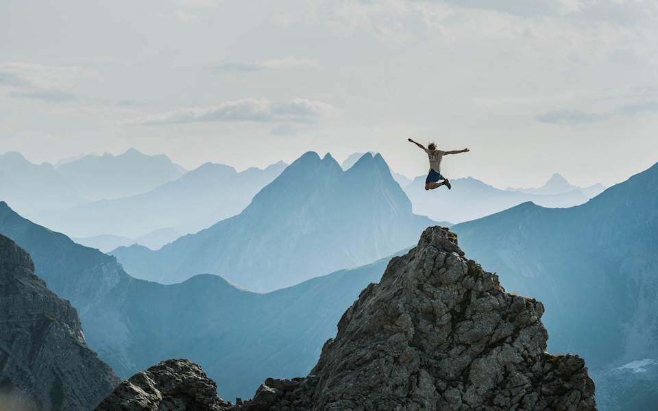 Selfie: Der Fotograf selbst gibt einen Sprung zum Besten, die markanten Höfats im Hintegrund