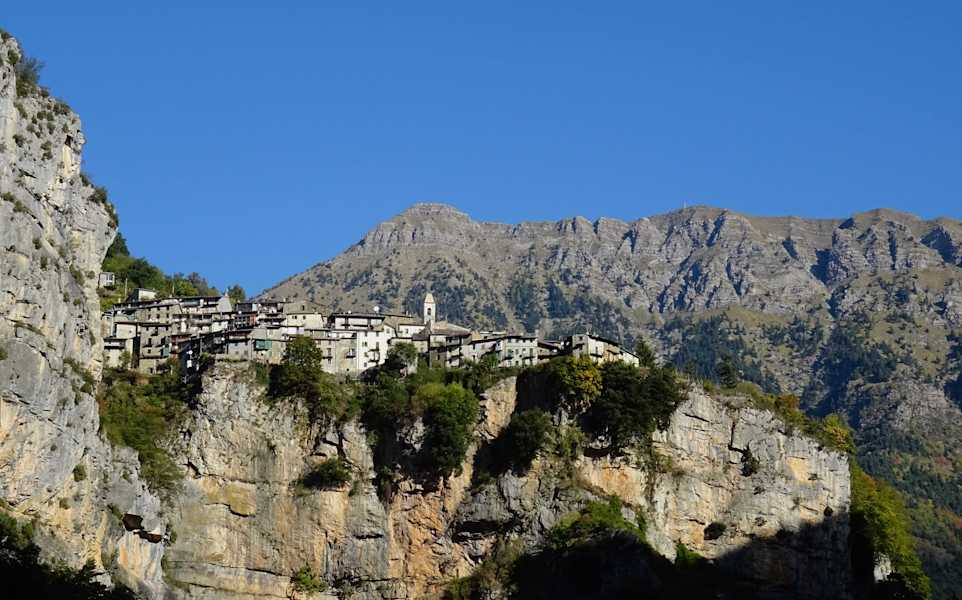 Realdo thront spektakulär auf einer Felsklippe.