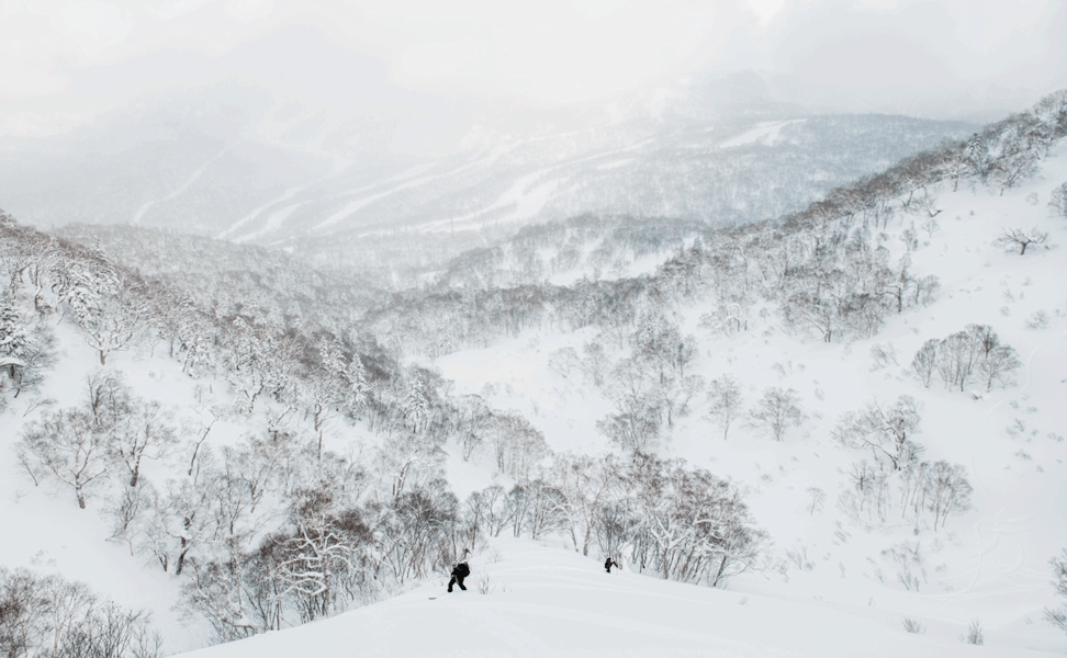 Neben dem Skiresort Kiroro, bietet das weitläufige Gelände der Berge unzählige Möglichkeiten zum Skitouren
