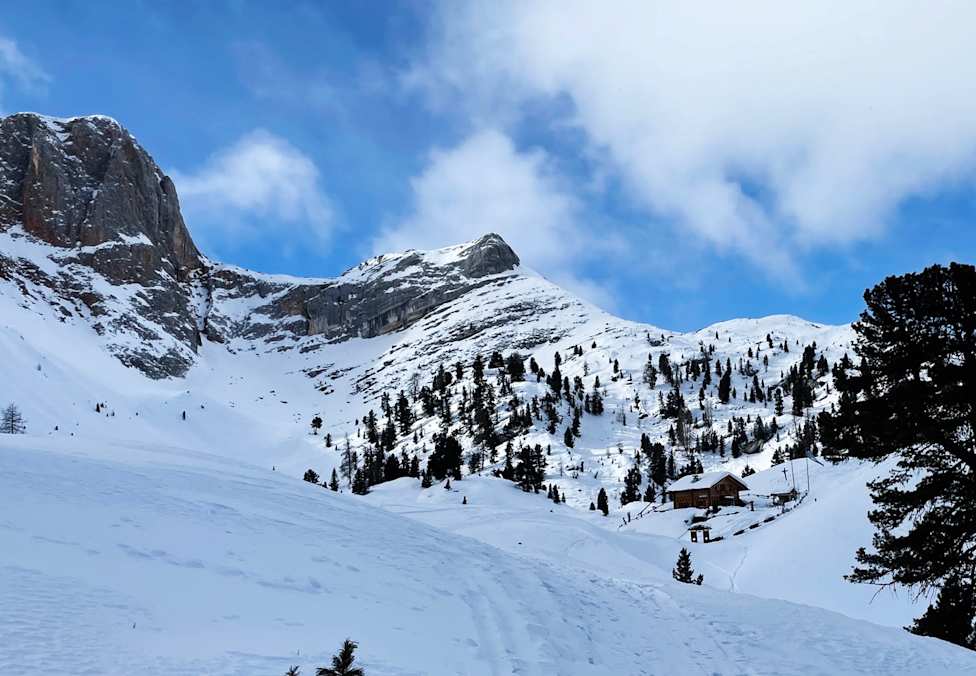 Die Rossalm in den Pragser Dolomiten hat auch im Winter geöffnet.
