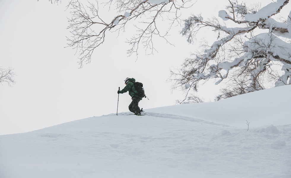 Josh pflügt sich durch den tiefen Powder nach oben zu seinem Glück