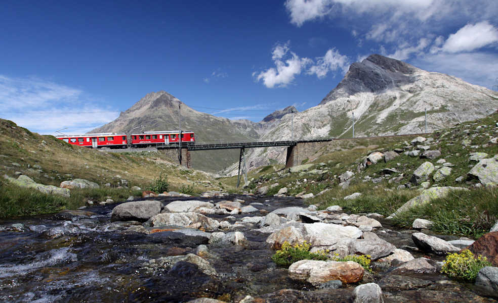 Zug auf dem Berninapass, Wildwestbruecke, Alp Bondo