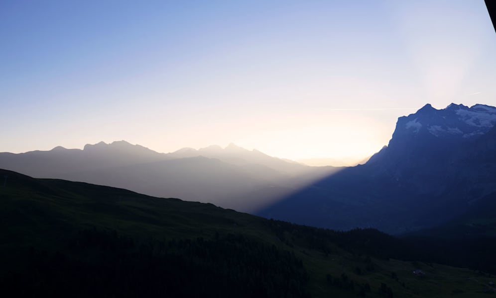 Die ersten Sonnenstrahlen des Tages hinter dem Lauberhorn (2.472 m)
