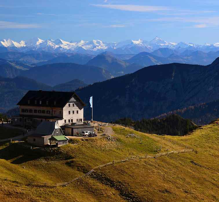 Das Rotwandhaus über dem Spitzingsee in Bayern