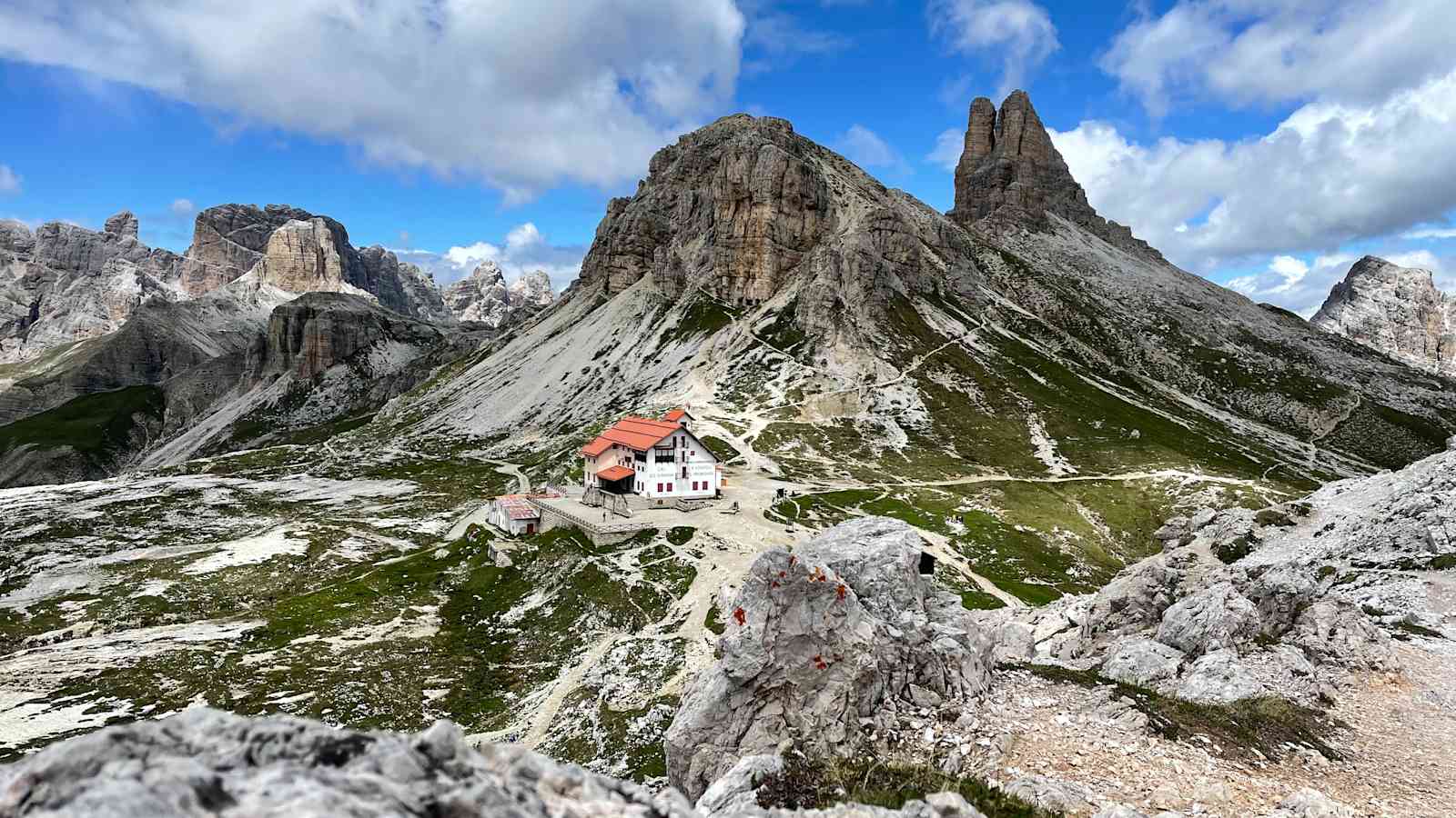 Blick auf die Dreizinnenhütte