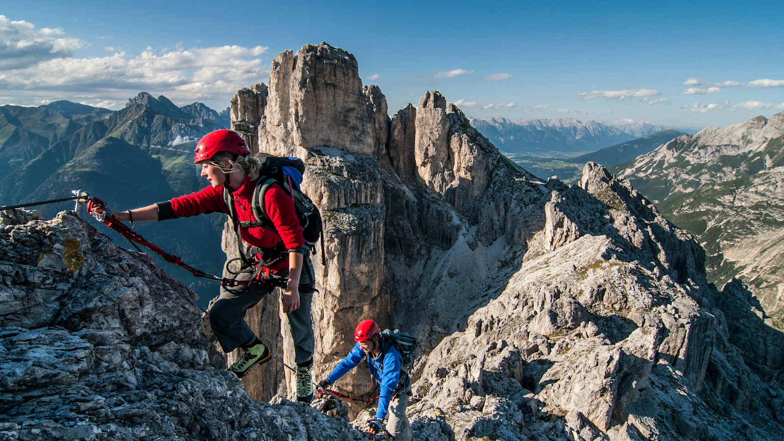 Klettersteig am Elferkogel. Bettina Wobst und Joe Draxl genießen die ständig wechselnden Aussichten und die interessanten Kletterstellen am Elferkogel