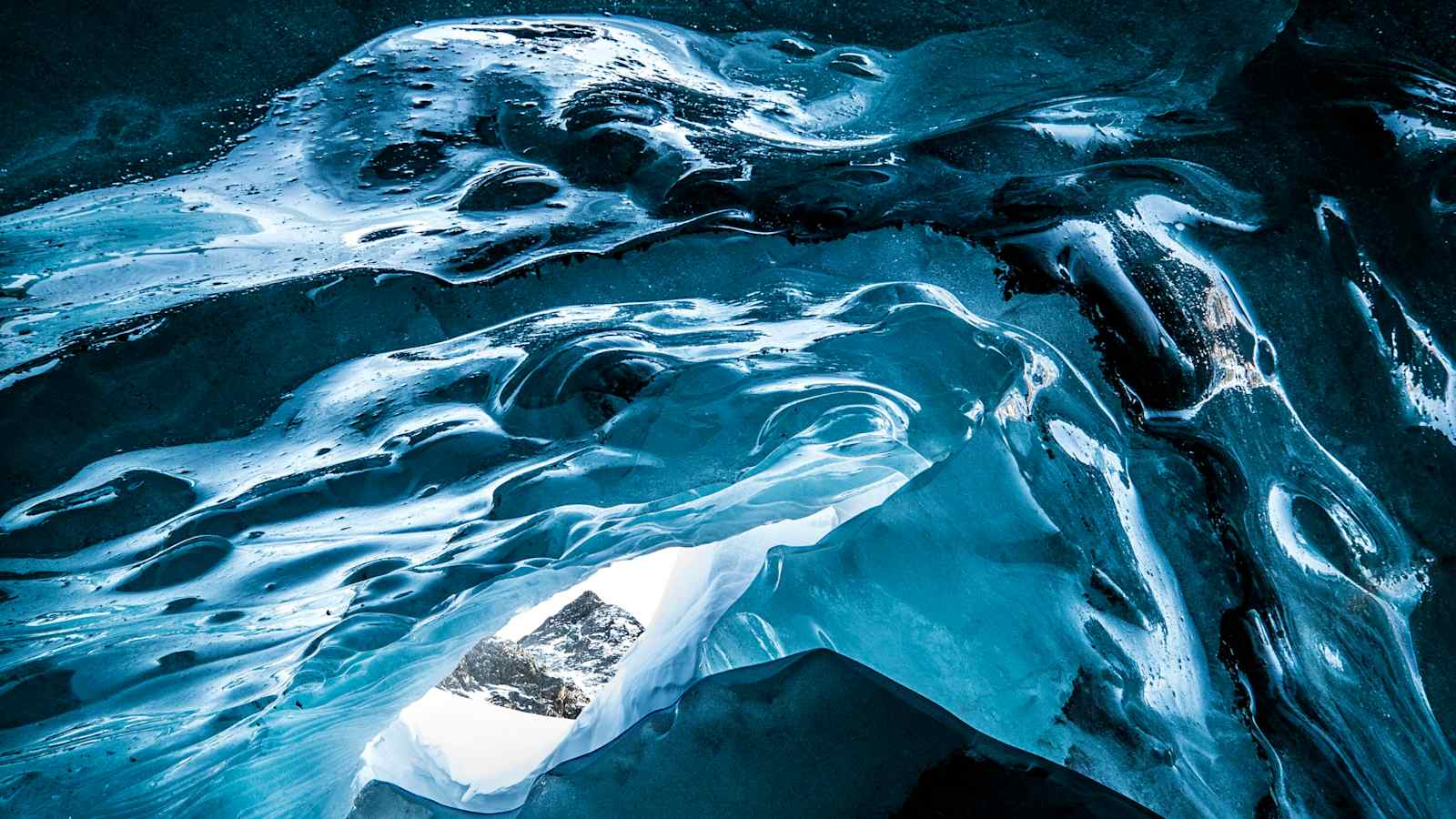 Blick durch ein Gletscherfenster in einem der vielen Gletscher in den Stubaier Bergen