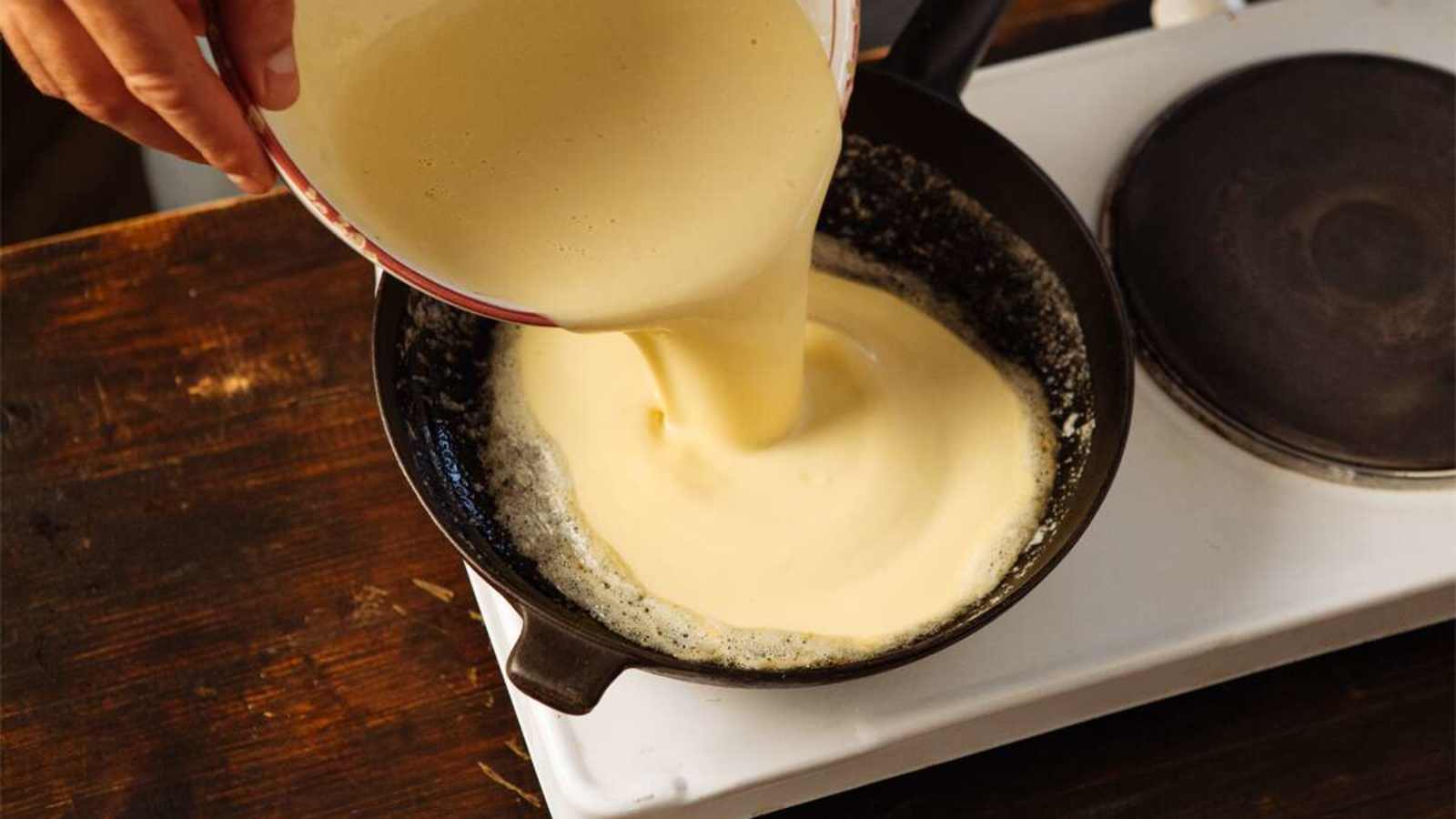 In einer passenden Pfanne die Butter schmelzen, die Schmarrnmasse eingießen und einen Deckel aufsetzen. Den Schmarrn auf kleiner Flamme solange backen, bis die Unterseite goldbraun ist und der Teig schön aufgegangen ist.