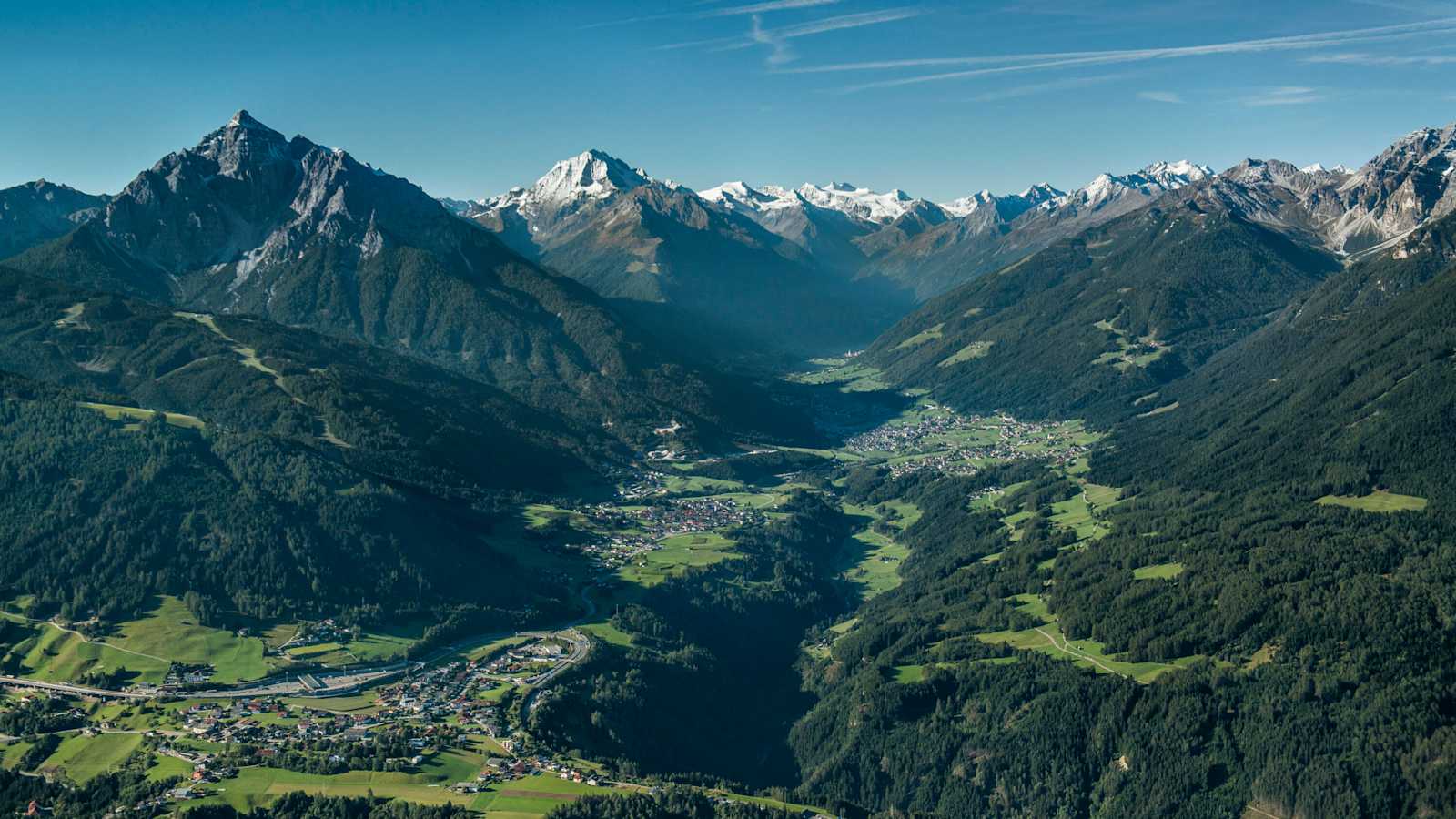 Blick hinein ins Stubaital. Der Blick reicht von der Serles (links) über den Habicht (links der Bildmitte) bis ins hinterste Stubaital zum Zuckerhütl und weiter zum Hohen Burgstall und der Schlicker Seespitze (ganz rechts).