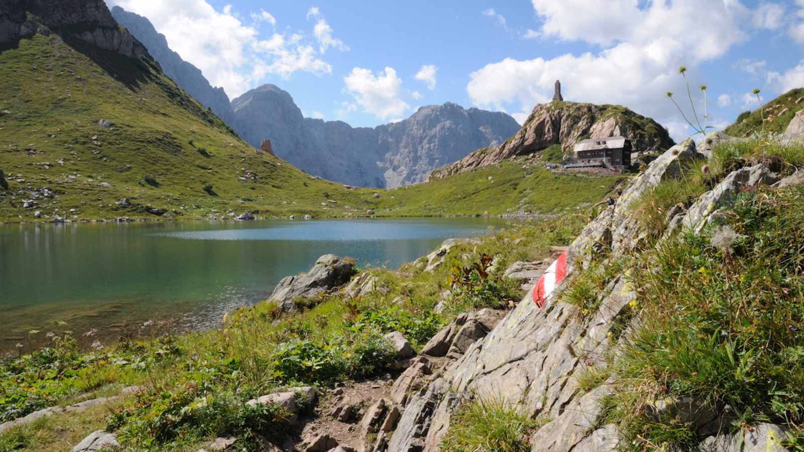 Die malerisch gelgene Wolayersee Hütte am Karnischen Hauptkamm