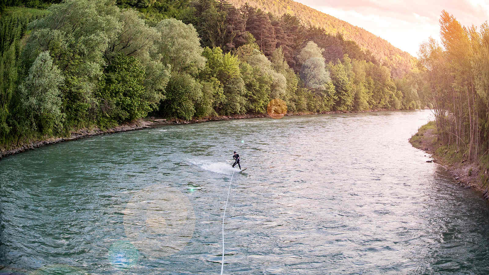 Surfer am Seil auf dem Eisack in Brixen