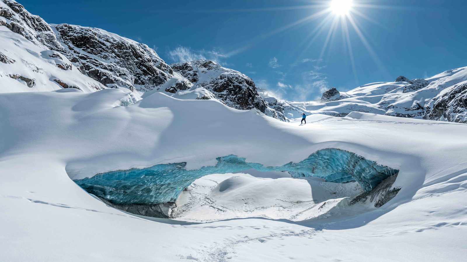 Tolis am Graubündner Roseggletscher, wo er seit Jahren Eishöhlen fotografiert und filmt