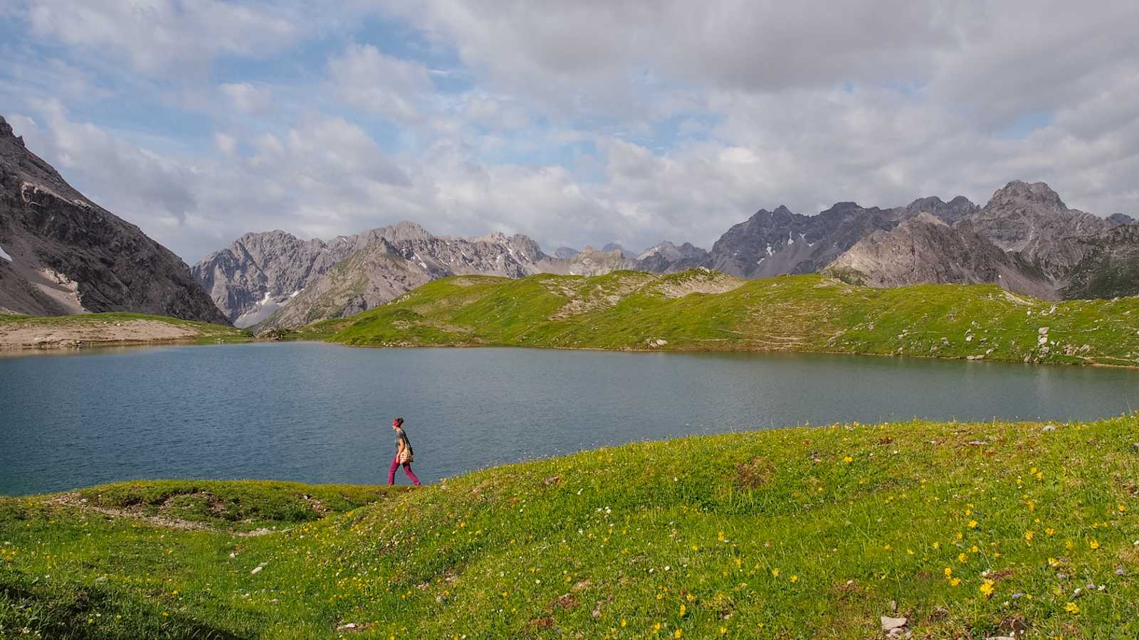 Einen Steinwurf entfernt liegt der gleichnamige Steinsee – eine ideale Möglichkeit, um sich nach einer ausgiebiegen Bergtour abzukühlen