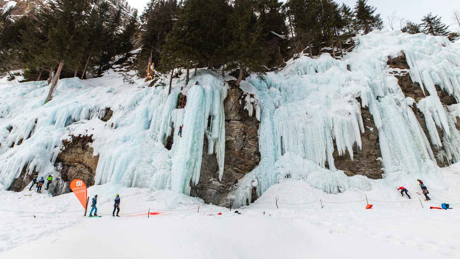 Die Jungen Alpinisten beim Eisklettern