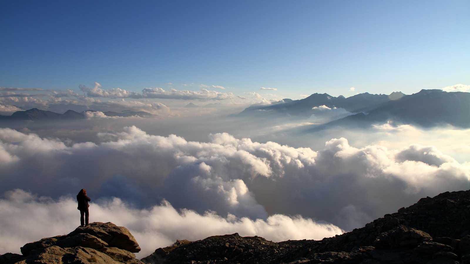 Über den Wolken weist uns der Monviso den Weg gen Süden.