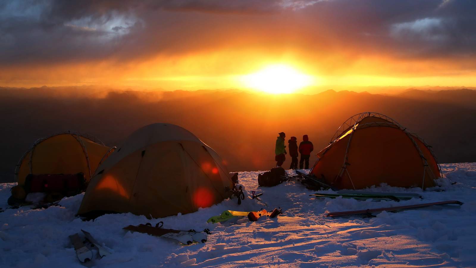 Hochlager 1 am 7.509 m hohen Muztagh Ata. Der Muztagh Ata (der Vater der Eisberge,  wie der Name des Berges aus dem uigurischen übersetzt lautet), liegt im Kuen Lun-Gebirge der westlichsten chinesischen Provinz Xinjiang.