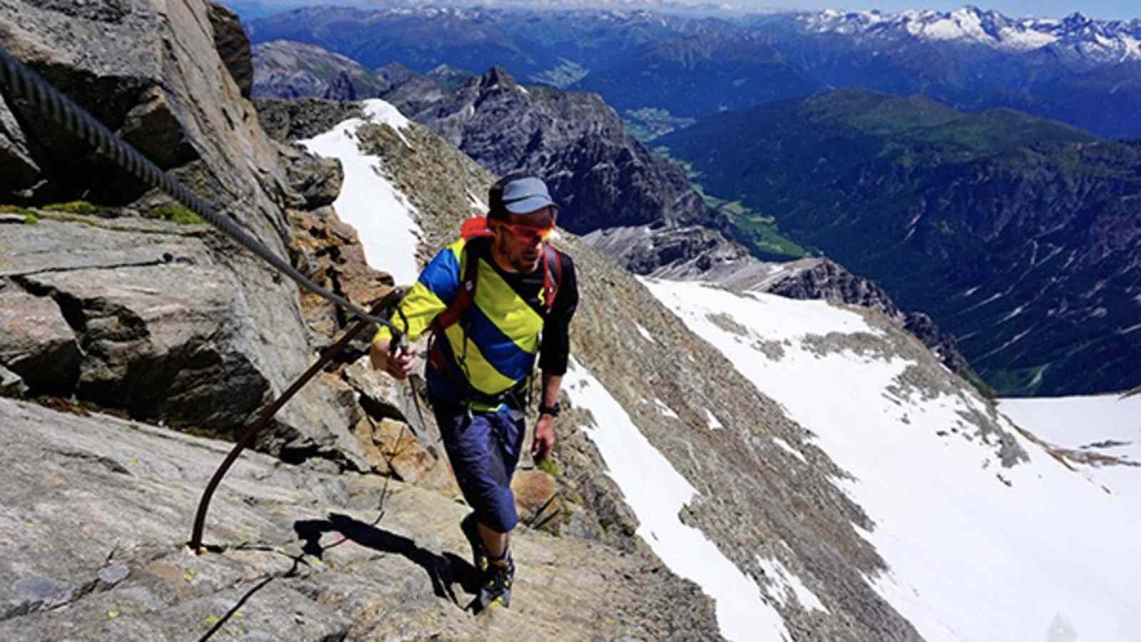 Auch im obersten Bereich des Anstiegs erleichtern Stahlseile die Fortbewegung.