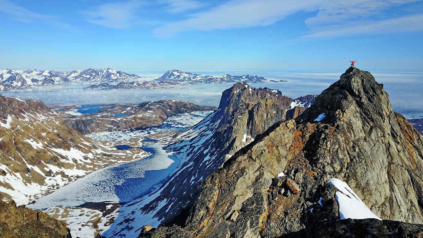 Am Gipfel des selten bestiegenen Polhem Fjeld (1.030m) in Ostgrönland 