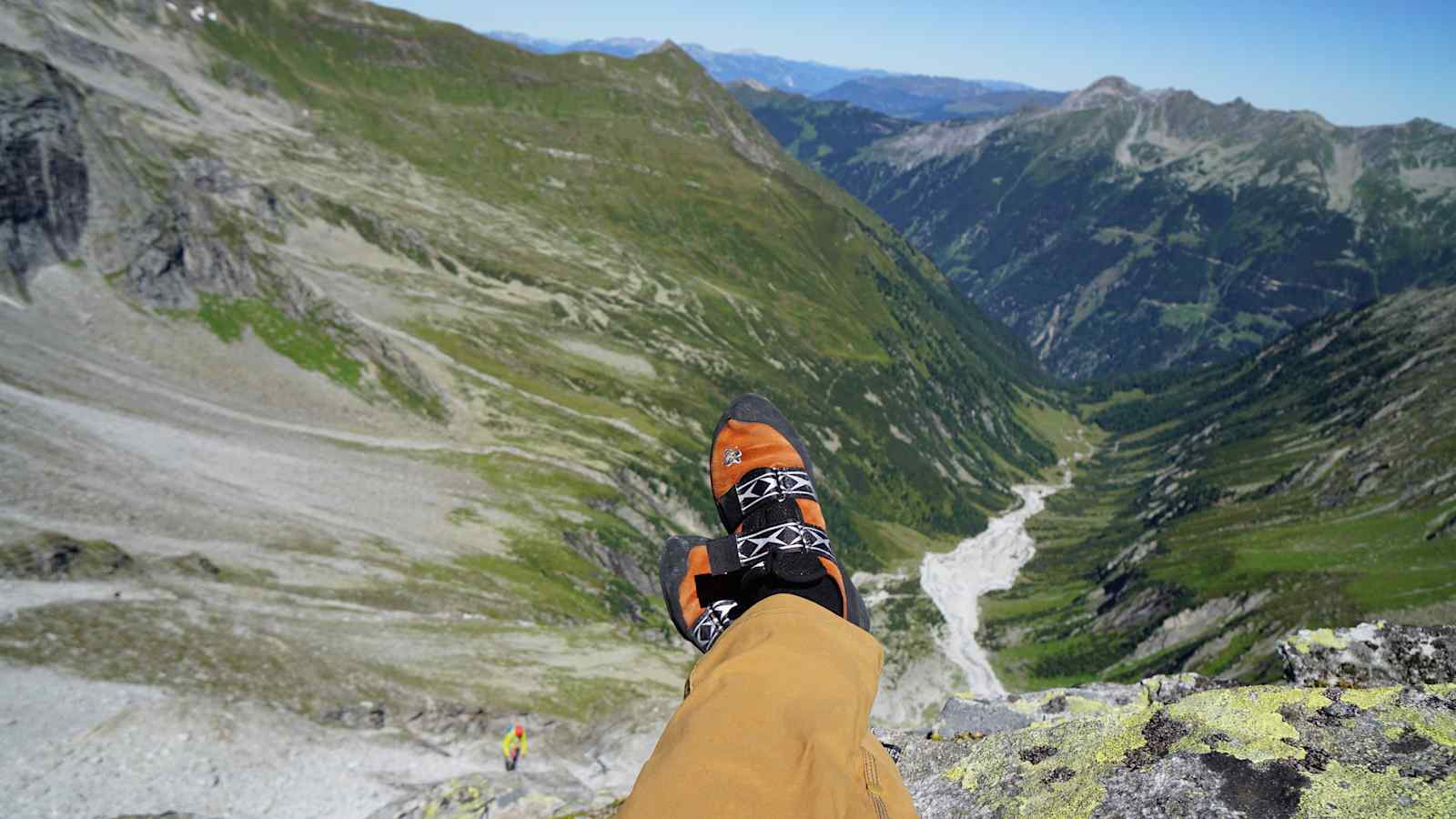 Der Nachsteiger genießt den perfekten Granit, der Vorsteiger den bequemen Standplatz und die wunderbare Landschaft.