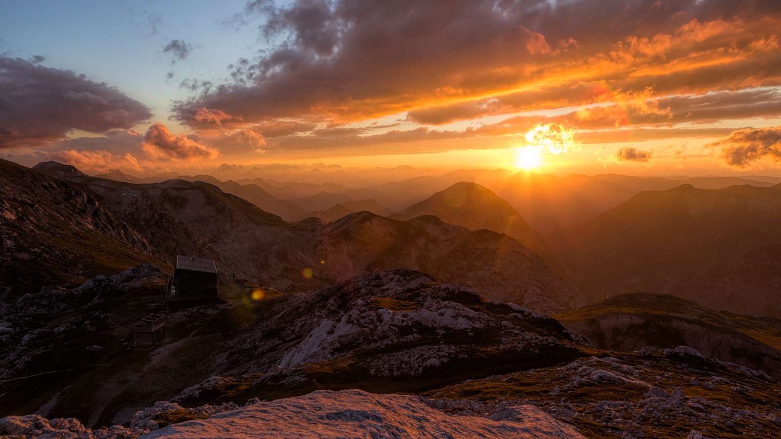 Die afrikanischen Guides sind trainierte Alpinisten und begleiten ihre Gäste (im Bild Autor Klaus Haselböck) bis auf den Gipfel