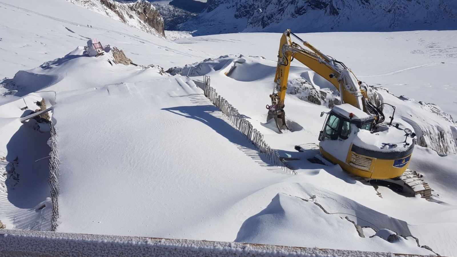 Bagger im Schnee, Sommer 2017