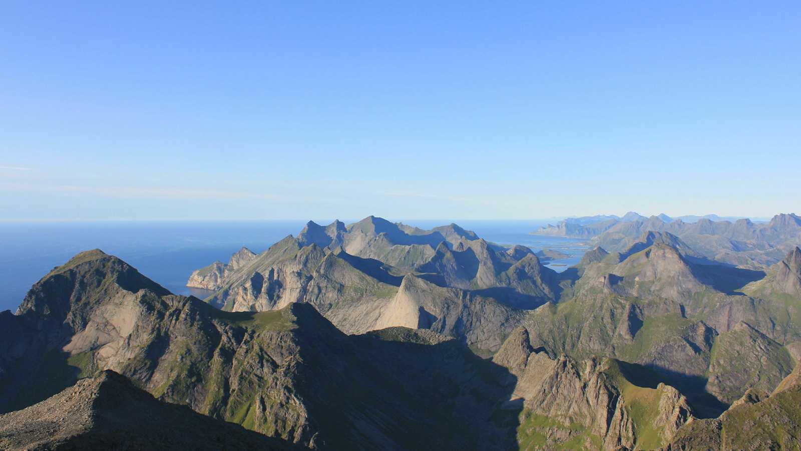 Ausblick vom Gipfel des Hermannsdalstinden (1.029 m)